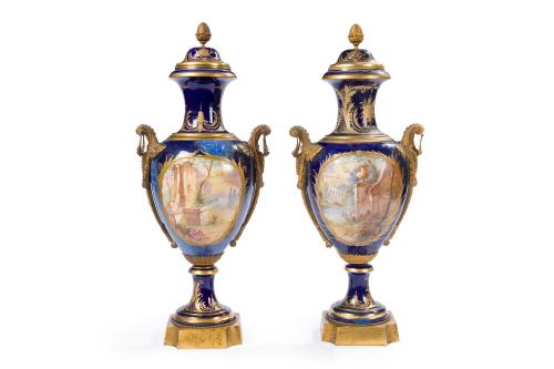 167 - <p><span class="object_title">Gran pareja de jarrones con tapa en porcelana de estilo Sèvres con escenas pintadas y firmadas, L. Rochette, Francia, S.XIX. </span><br></p>