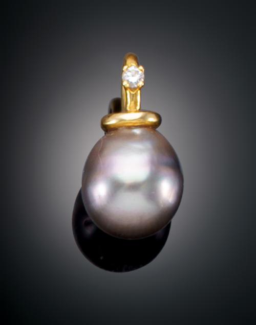 1110   -  <p><span class="object_title">COLGANTE CON PERLA DE TAHITÍ CON REASA DE ORO AMARILLO Y DIAMANTE</span></p>