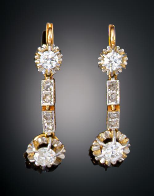 933   -  <p><span class="object_title">PENDIENTES LARGOS DE ÉPOCA </span></p>