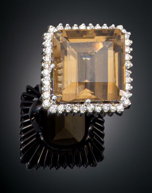 SORTIJA CON  TOPACIO AHUMADO Y DIAMANTES 