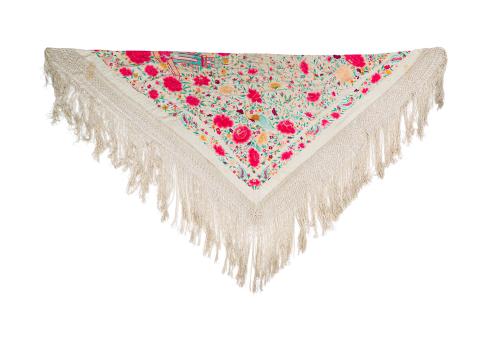 41   -  <p><span class="object_title">Mantón de Manila en seda color marfil con ricos bordados de flores, peonías y aves con escenas palatinas. Gran flecadura de macramé. Bordado a mano. C. 1900. </span><br></p>
