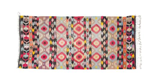 118   -  <p><span class="object_title">Kilim en lana con decoración geométrica y esquemática de rico colorido.</span><br></p>