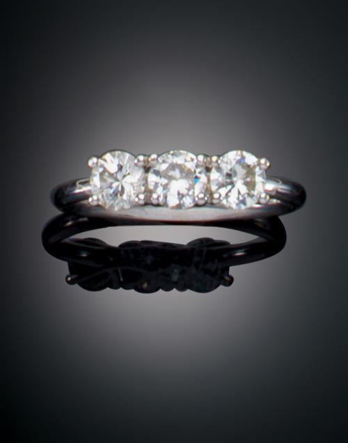 1083   -  <p><span class="object_title">SORTIJA TRESILLO CON DIAMANTES  </span></p>