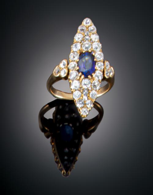 <p><span class="object_title">SORTIJA LANZADERA CON DIAMANTE Y ZAFIRO</span></p>