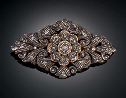 1028   -  <p><span class="object_title">BROCHE PARA MANTILLLA</span></p>