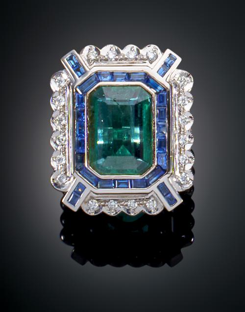 SORTIJA ESTILO ART DÉCO CON ESMERALDAS, ZAFIROS Y DIAMANTES