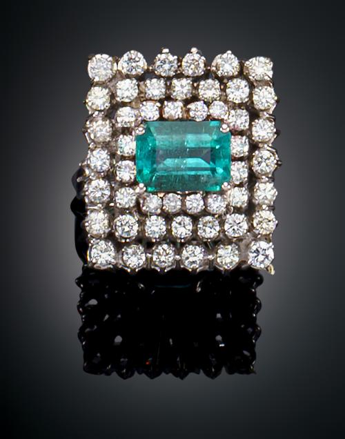 958   -  <p><span class="object_title">SORTIJA CON DIAMANTES Y ESMERALDA</span></p>