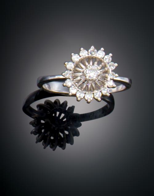 942   -  <p><span class="object_title">SORTIJA CON ROSETA DE DIAMANTES</span></p>