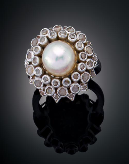 945   -  <p><span class="object_title">SORTIJA CON PERLA Y DIAMANTES</span></p>