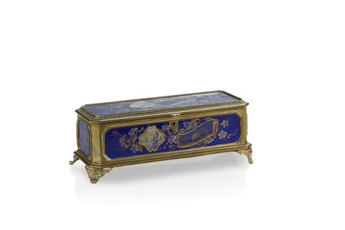 54   -  <p><span class="object_title">Caja para abanicos en bronce dorado con decoración pintada sobre fondo azul, S. XIX.</span><br></p>