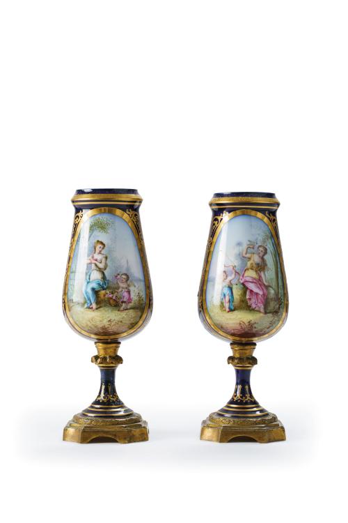 69   -  <p><span class="object_title">Pareja de copas en porcelana de Sévres azul cobalto con escenas en el frente firmadas P. Roche y por el reverso decorado con flores en reserva. Francia, C. 1860. <br/></span><br></p>