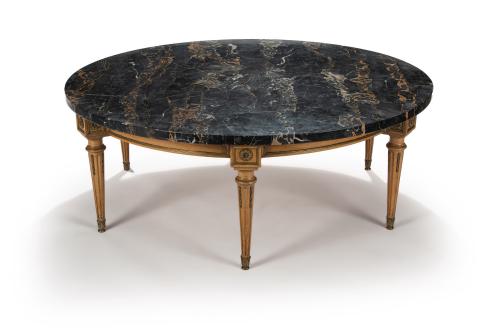 118   -  <p><span class="object_title">Mesa de centro circular de estilo Luis XVI en madera tallada en su color. <br/><br/></span><br></p>