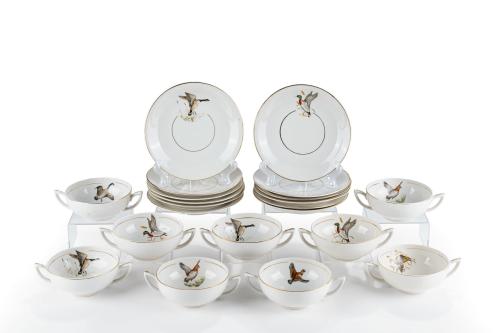 170   -  <p><span class="object_title">Juego de consomé en porcelana centroeuropea formado por: 9 tazas y 12 platos con decoración de motivos cinegéticos y filos dorados. Años 60.<br/></span><br></p>