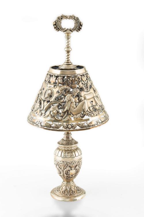 31   -  <p><span class="object_title">Lámpara de sobremesa de 2 luces en plata de ley 916 con decoración calada de estilo renacentista.  <br/></span><br></p>