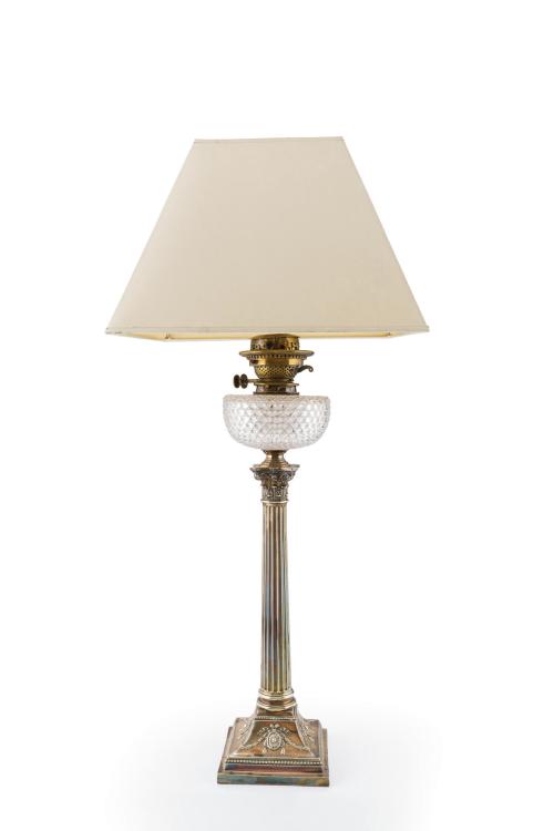160   -  <p><span class="object_title">Lámpara de sobremesa en plateado con fuste de columna corintia. <br/></span><br></p>