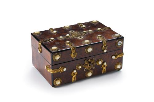 143   -  <p><span class="object_title">Joyero adaptado a costurero, C. 1900. <br/></span><br></p>