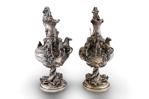 96   -  <p><span class="object_title">"MORTIMER & HUNT"<br/>Importante pareja de jarras victorianas en plata sterling punzonada, Londres, C. 1840-1875. Con marcas de John Mortimer y John Samuel Hunt. Una de las jarras se realizó hacia 1875 por John Edward, Walter & John Barnard (Barnard & Sons Ltd). </span><br></p>