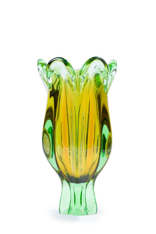 Jarrón Art Decó de boca ondulada en cristal verde. Fábrica 
