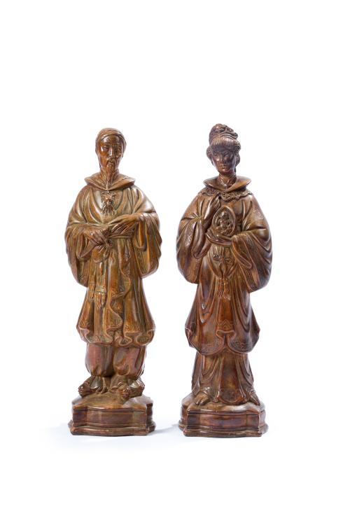 Pareja de nobles ataviados con vestidos ceremoniales en ter