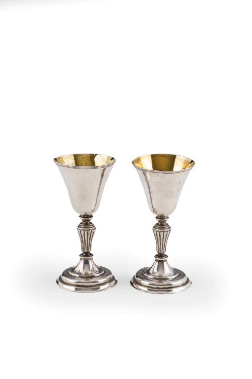 249   -  <p><span class="object_title">Pareja de copas virreinales en plata punzonada con marcas de Diego González de la Cueva y marca fiscal. México, s. XVIII. Burilada. </span><br></p>