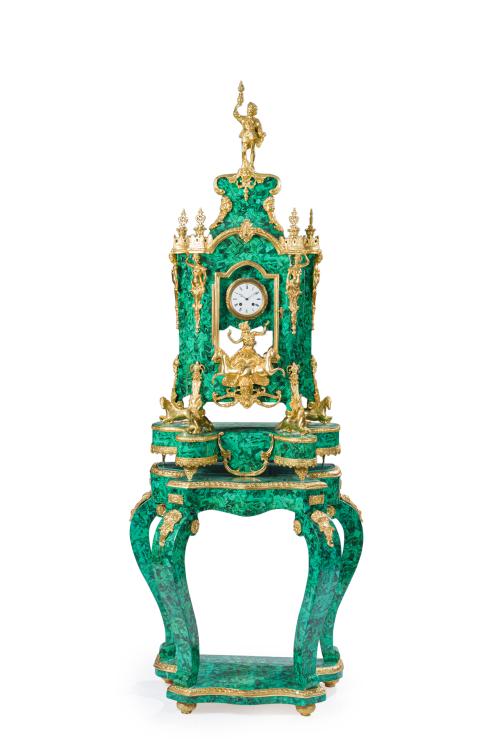 167 - <p><span class="object_title">Reloj de pedestal siguiendo modelos imperiales rusos sobre consola a juego. S. XX.</span><br></p>