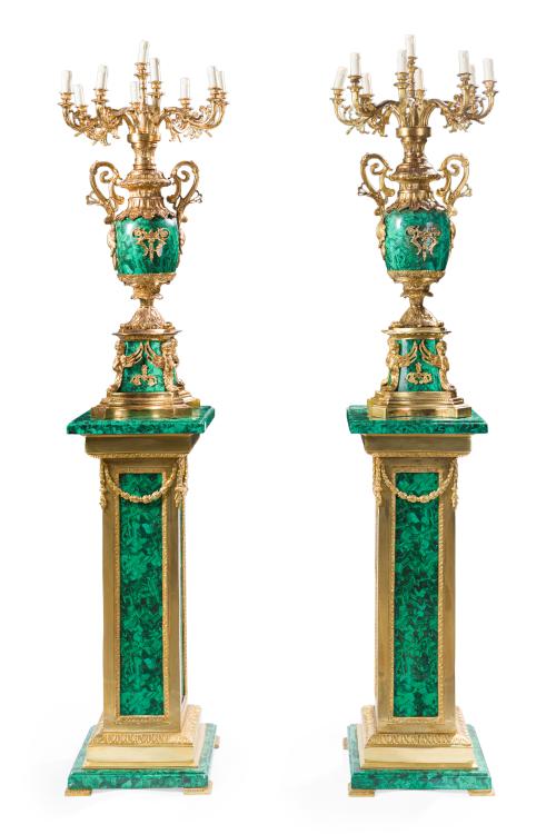 Gran pareja de candelabros sobre peanas estilo ImperioEn 