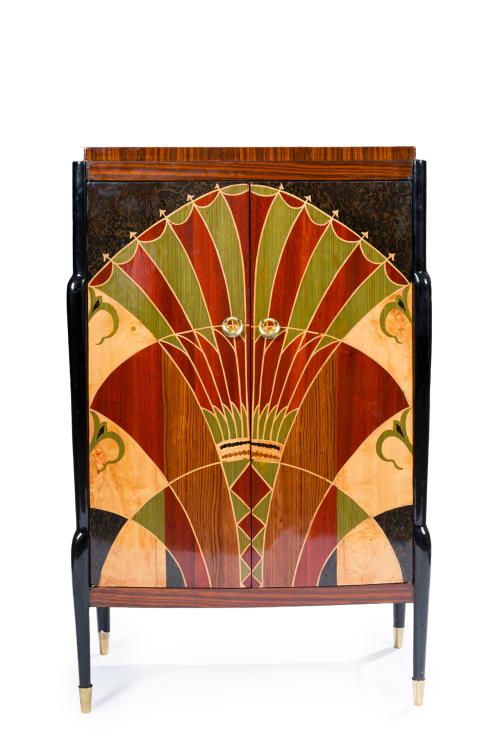 117   -  <p><span class="object_title">Mueble bar estilo Art Decó. <br/>Realizado en madera con acabado en palisandro y decoración frontal pintada símil marquetería. Frente de doble puerta y patas con embellecedores en latón. <br/></span><br></p>