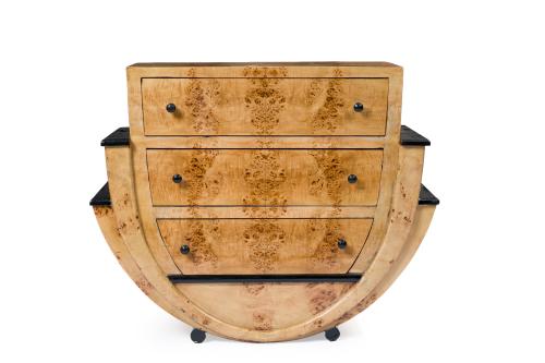 92   -  <p><span class="object_title">Cómoda estilo Art Decó, S. XX.<br/>Realizada en madera chapada en raíz de olmo en combinación con madera ebonizada.<br/>Presenta tres registros de cajones y perfiles escalonados.<br/></span><br></p>