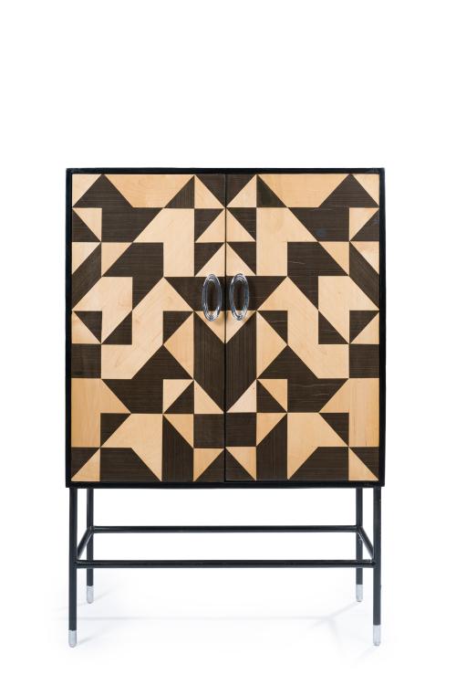 113   -  <p><span class="object_title">Aparador, estilo mid century, S. XX. <br/>Realizado en madera chapada con acabado geométrico en tono bicolor. Frente de doble puerta con balda en el interior. Sobre patas metálicas con embellecedor.<br/></span><br></p>