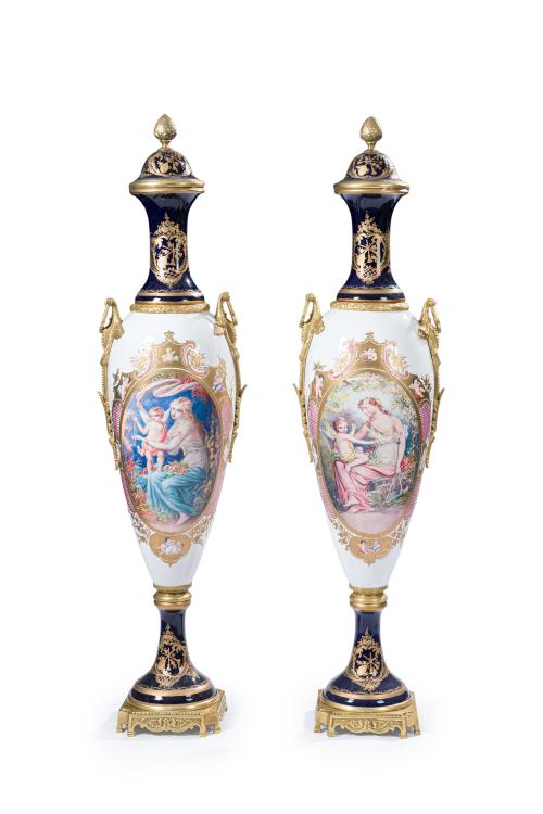 Gran pareja de jarrones en porcelana tipo Sèvres, S. XX.