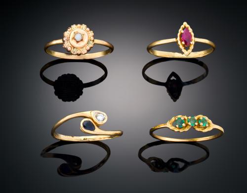 LOTE DE CUATRO SORTIJAS CON PIEDRAS DE COLOR EN ORO AMARILL