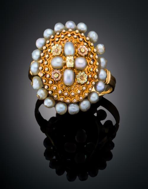 SORTIJA ANTIGUA CON ROSETON CENTRAL  ORLADO POR PERLAS ALJO