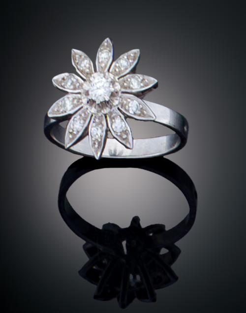 SORTIJA CON BRILLANTE CENTRAL RODEADO DE PEQUEÑOS BRILLANTE