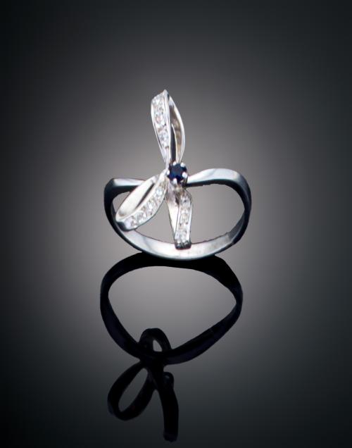 SORTIJA LAZO CON ZAFIRO Y DIAMANTES EN ORO BLANCO DE 18 K