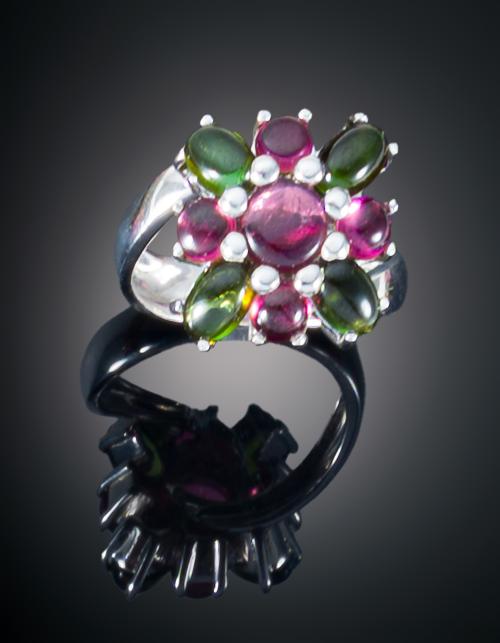 SORTIJA DE DISEÑO FLORAL CON TURMALINAS VERDES Y ROSAS EN C
