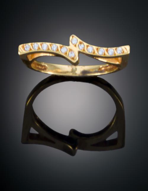 SORTIJA CON HILERA SINUOSA DE PAVÉ DE DIAMANTES