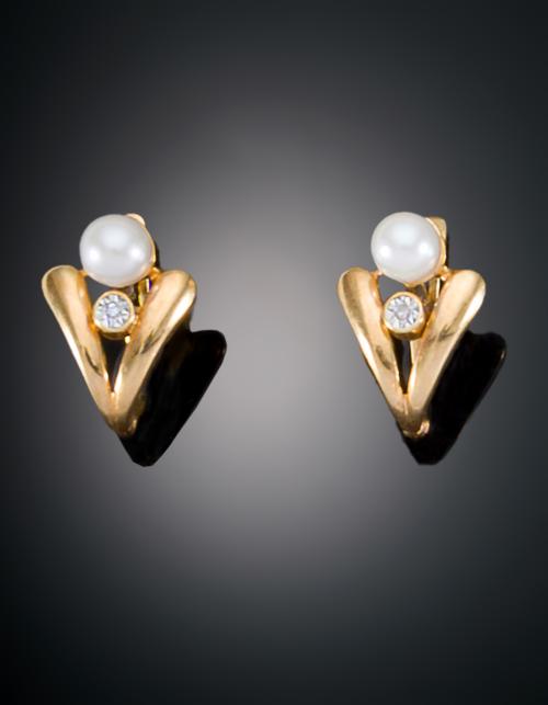 PENDIENTES CON PEQUEÑA PERLA Y DIAMANTES CENTRAL FLANQUEADO