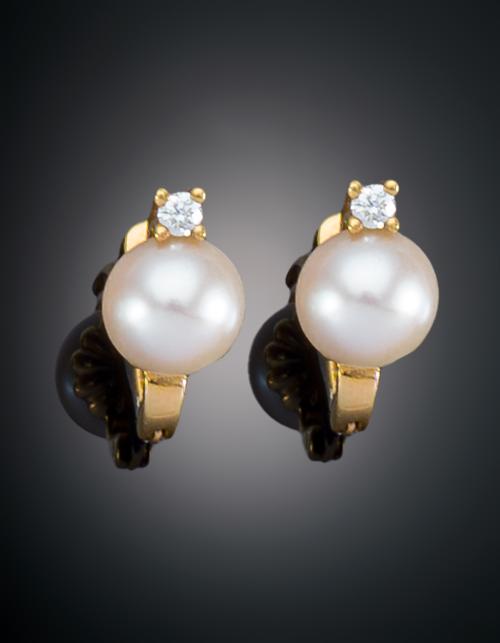PENDIENTES CON PERLA CENTRAL REMATADO POR UN PEQUEÑO DIAMAN