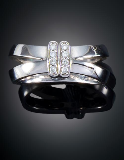 SORTIJA CON CENTRO DE PAVÉ DE DIAMANTES Y BRAZOS ENTRELAZAD