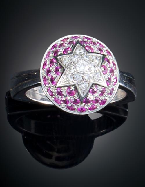 SORTIJA CON ESTRELLA CENTRAL EN PAVÉ DE DIAMANTES Y ORLADO 