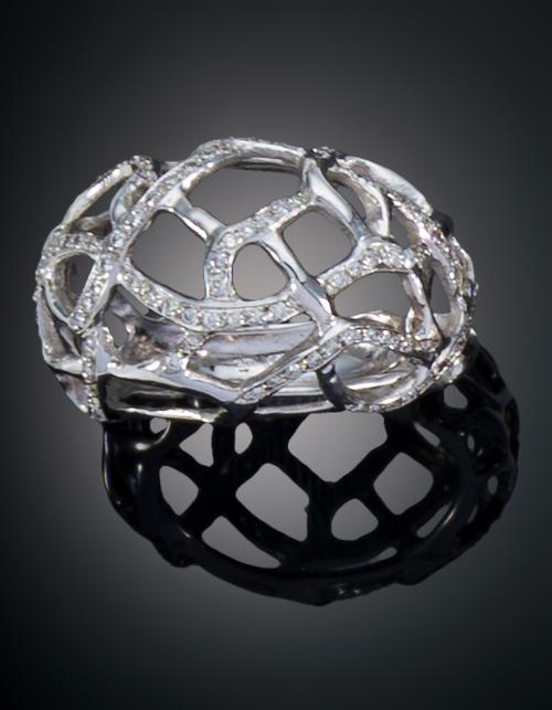 SORTIJA ESTILO BOMBÉ CALADA CON PEQUEÑOS DIAMANTES 