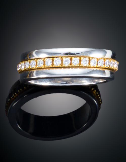 925   -  <p><span class="object_title">SORTIJA CON BANDA CENTRAL DE DIAMANTES SOBNRE ORO AMARILLO DE 18K</span></p>