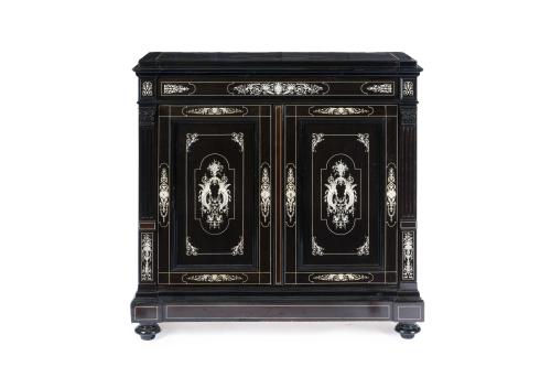 145 - <p><span class="object_title">Gran aparador en madera ebonizada de estilo milanés, Italia, C. 1900.</span><br></p>
