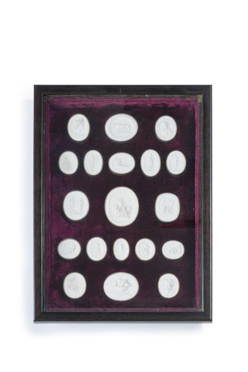 227   -  <p><span class="object_title">Colección de 19 improntas en escayola a modo de camafeos representado temas clásicos.<br/>Enmarcadas. <br/></span><br></p>