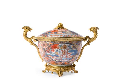 68   -  <p><span class="object_title">Gran sopera en porcelana de Compañía de Indias tipo Imari, Dinastía Qing, época Qianlong (1736-1795).<br/>Con montura en bronce dorado del S. XIX y asas en forma de cabezas de dragón. </span><br></p>