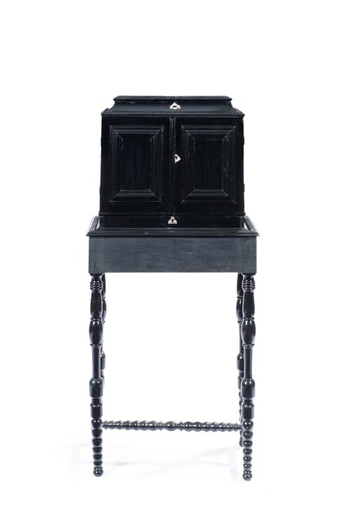 Exquisito cabinet flamenco, S. XVII.En madera ebonizada c