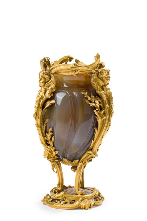 139 - <p><span class="object_title">Exquisito jarrón de estilo Luis XV en ágata y bronce dorado. <br/>Con boca sinuosa y motivos de hojas de acanto, tornapuntas y mascarones. </span><br></p>