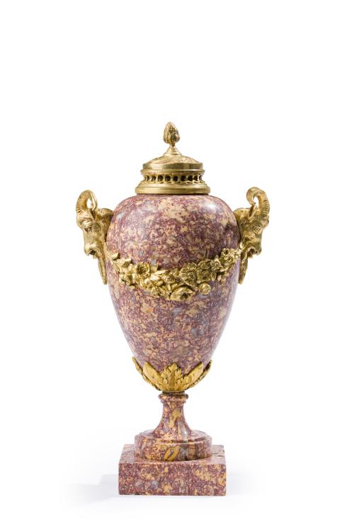 Copa con tapa de estilo Luis XVI, Francia. C. 1900.En már