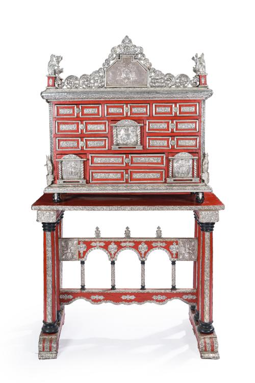 Excepcional bargueño colonial en plata repujada con arquime