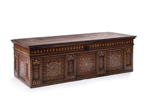 Arqueta en madera de nogal y marquetería de hueso con la té